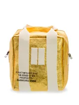 Bolso tipo lunchera color dorado con estampado de texto en negro y asas de lona blanca.