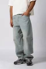 Pantalón de jean con corte balloon, de tiro medio y pierna ancha con caída relajada. Presenta un lavado tipo oxidado en tono celeste claro.