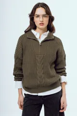 Sweater de tejido de punto color bordó, con cuello alto, cierre frontal parcial y mangas largas.