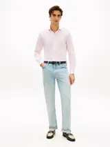 Camisa de manga larga Tommy Hilfiger con cuello clásico y cierre frontal de botones, con patrón de rayas finas en color rosado y blanco.