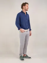 Pantalón de hombre de corte chino, color azul marino, con cinco bolsillos y ruedo doblado.