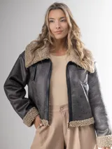 Campera marrón con cuello y puños de piel sintética color beige.