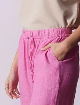 Pantalón wide leg color azul, de lino y rayón, con pretina elastizada y lazo de ajuste.