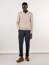 Sweater de punto color camel con escote en V, manga larga y el logo de la marca bordado en el pecho.