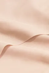 Culotte de tiro alto color nude con leve efecto moldeador en cintura, muslos y glúteos. Diseño sin costuras y refuerzo interior.