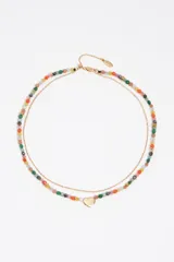 Collar doble dorado con piedras multicolor y un dije en forma de corazón.