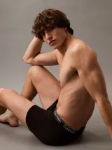 Pack de tres bóxer brief Calvin Klein de microfibra stretch, con cintura elástica con logo de la marca. Incluye un bóxer negro, uno beige y uno celeste a rayas horizontales.