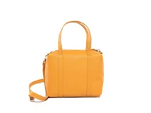 Cartera tipo baulito de cuero floutter color naranja, con doble asa corta y correa larga regulable extraíble. Cuenta con cierre superior y costuras a la vista.
