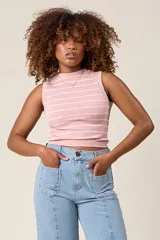 Musculosa de punto acanalado color rosa con rayas horizontales blancas, cuello redondo y corte ceñido.