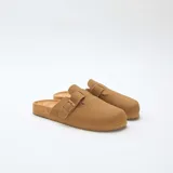 Zuecos mules de color marrón con efecto ante, diseño cerrado en la parte delantera y tira ajustable con hebilla lateral.