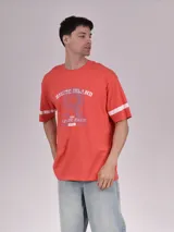 Remera de algodón color rojo con estampado frontal estilo universitario y detalles de franjas blancas en las mangas.