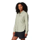 Camisa de senderismo manga larga color verde claro, con cuello clásico, cierre frontal con botones, dos bolsillos frontales con solapa y ventilaciones traseras de malla. Confeccionada en tejido técnico con tecnología de protección solar y absorción de humedad.