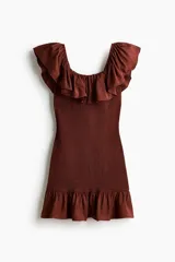 Vestido corto marrón de corte entallado, con diseño fruncido tipo nido de abeja en todo el cuerpo, escote cuadrado con hombros descubiertos y volados anchos en el escote y el ruedo.