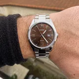 Reloj Casio plateado con esfera marrón, caja de acero inoxidable de 38mm y pulsera de acero inoxidable.