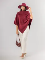 Poncho de tejido texturizado en color marrón chocolate, con cuello amplio y diseño asimétrico.