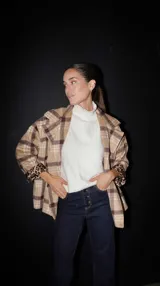 Tapado oversized de franela con estampado escocés e interior con estampado animal print.