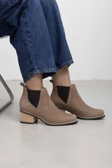Botas tipo Chelsea de cuero color tostado con paneles elásticos laterales negros, taco de bloque cuadrado con efecto madera y puntera redondeada.