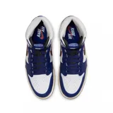 Zapatillas Nike Air Jordan 1 Retro High de caña alta, confeccionadas en cuero de color blanco, azul y detalles en negro. Cuentan con el logotipo de las alas en el lateral del tobillo, el swoosh de Nike en color negro y suela de tono envejecido.