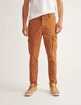 Pantalón cargo color marrón confeccionado en gabardina de algodón, con bolsillos laterales y corte slim.