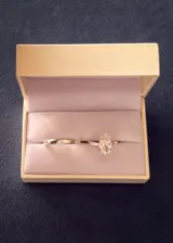 Set de dos anillos de plata 925 que incluye una alianza clásica tipo bombé y un anillo solitario con una zirconia central de corte marqués.