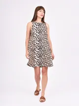Vestido corto sin mangas con estampado animal print tipo leopardo, de corte recto y escote redondo.