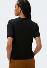 Blusa color beige de tejido de punto, con cuello redondo y mangas cortas.