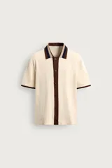 Camisa de punto de corte relaxed fit, color beige con tira de botones marrón, cuello solapa marrón con detalles en azul y marrón oscuro, y ribetes marrones en mangas y dobladillo.