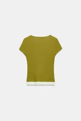 Camiseta efecto doble en color crudo y blanco, de manga corta y corte slim fit. Cuenta con escote redondo, cierre frontal parcial con botones a presión y diseño de capas superpuestas.