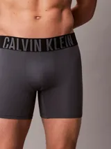 Pack de tres boxers largos Calvin Klein de microfibra, con talle medio y cinturilla elástica distintiva de la marca. Incluye un boxer rojo, uno gris y uno negro.