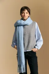 Chaleco tejido de punto en color azul marino, con diseño de textura sutil en relieve, escote redondo y terminaciones acanaladas en cuello, sisas y ruedo.