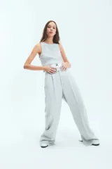 Top sastrero gris claro, de corte cropped, con escote redondo a la base y sisas amplias.