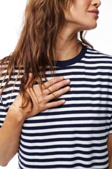 Vestido midi a rayas horizontales azul marino y blanco, de corte recto y manga corta.