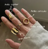 Set de cuatro anillos dorados con diferentes diseños: uno con forma de círculo, otro con forma de cruz, otro con forma rectangular y otro con forma de gota.