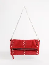 Bandolera de cuero rojo con diseño de tachas metálicas plateadas, solapa frontal con cierre y correa de cadena metálica.