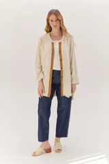 Pantalón de jean negro con lurex plateado, corte mom jean y tiro alto.