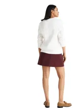 Sweater de cuello redondo con diseño de punto trenzado y sutiles hilos brillantes. Presenta mangas largas, terminaciones acanaladas en puños y dobladillo, y el logo de la marca bordado en el pecho.