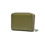 Billetera mediana de cuero vacuno color verde militar, con cierre perimetral y logo de la marca grabado en relieve en el frente.