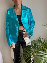 Campera corta turquesa de tela brillante con cierre cruzado y cuello solapa.