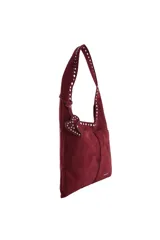 Cartera tipo hobo de Las Oreiro, color bordó, con detalle de tachas metálicas en el borde superior y en la correa. Incluye un dije colgante en forma de corazón con tachas y logo de la marca grabado en la parte inferior.