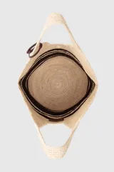 Bolso tipo hobo Anine Bing confeccionado en rafia 100% natural, con diseño a rayas en tonos beige y marrón. Cuenta con tiras de hombro integradas, detalle de tiras de cuero colgantes y un pequeño monograma metálico dorado en la parte frontal.