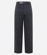 Pantalón recto de Cortelle confeccionado en punto Roma con estampado de cuadros en tono gris oscuro. Cuenta con cintura de tiro alto con pasadores, pinzas frontales y un cinturón negro ajustable con hebilla metálica.