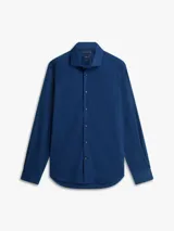 Camisa azul marino de corte slim con cuello italiano y cierre frontal de botones, confeccionada en sarga de mezcla de algodón elástico.