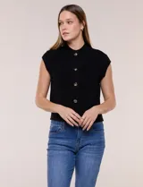 Chaleco de punto waffle color negro, sin mangas, con cuello alto, cierre frontal de botones metálicos dorados y bolsillos frontales aplicados.