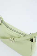 Bolso crossbody de efecto cuero en color negro, con diseño compacto, cierre superior y correa ajustable con hebilla metálica.