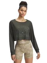 Remera de manga larga color verde militar, corte cropped y estampa frontal con el logo de Project Rock y la frase "Iron Paradise".