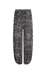 Pantalón balloon de Le Lis Blanc, tiro alto con cintura elástica, corte holgado y ajuste elástico en el bajo. Cuenta con bolsillos laterales y un estampado abstracto en blanco y negro.