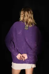 Sweater violeta de algodón tejido con escote en V y teñido batik.