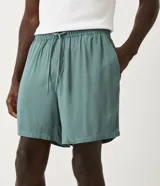 Short de viscosa color verde militar, con cintura elástica, cordón de ajuste y bolsillos laterales y traseros.