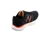 Championes de running New Balance 521 para hombre, color negro con logo naranja y suela blanca.