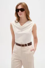 Top blanco sin mangas de viscosa, con ajuste al cuerpo y elegante cuello buche.